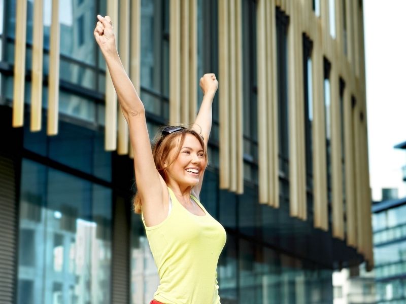 背伸びをする女性の画像