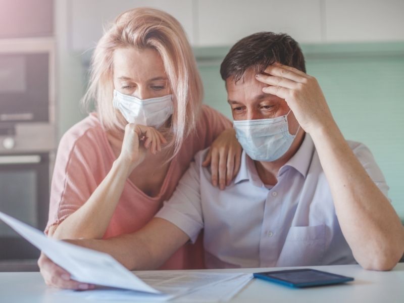 給料が安すぎて悩む男女の画像