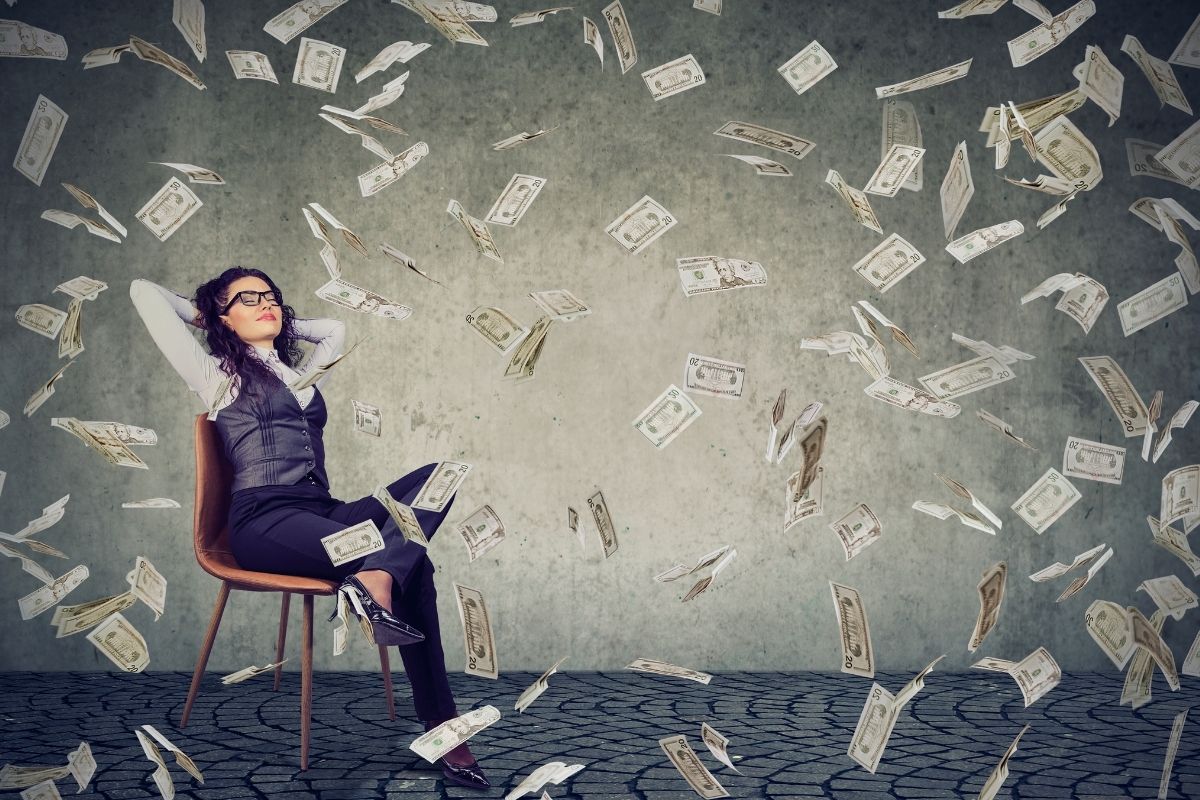 お金に困らない女性